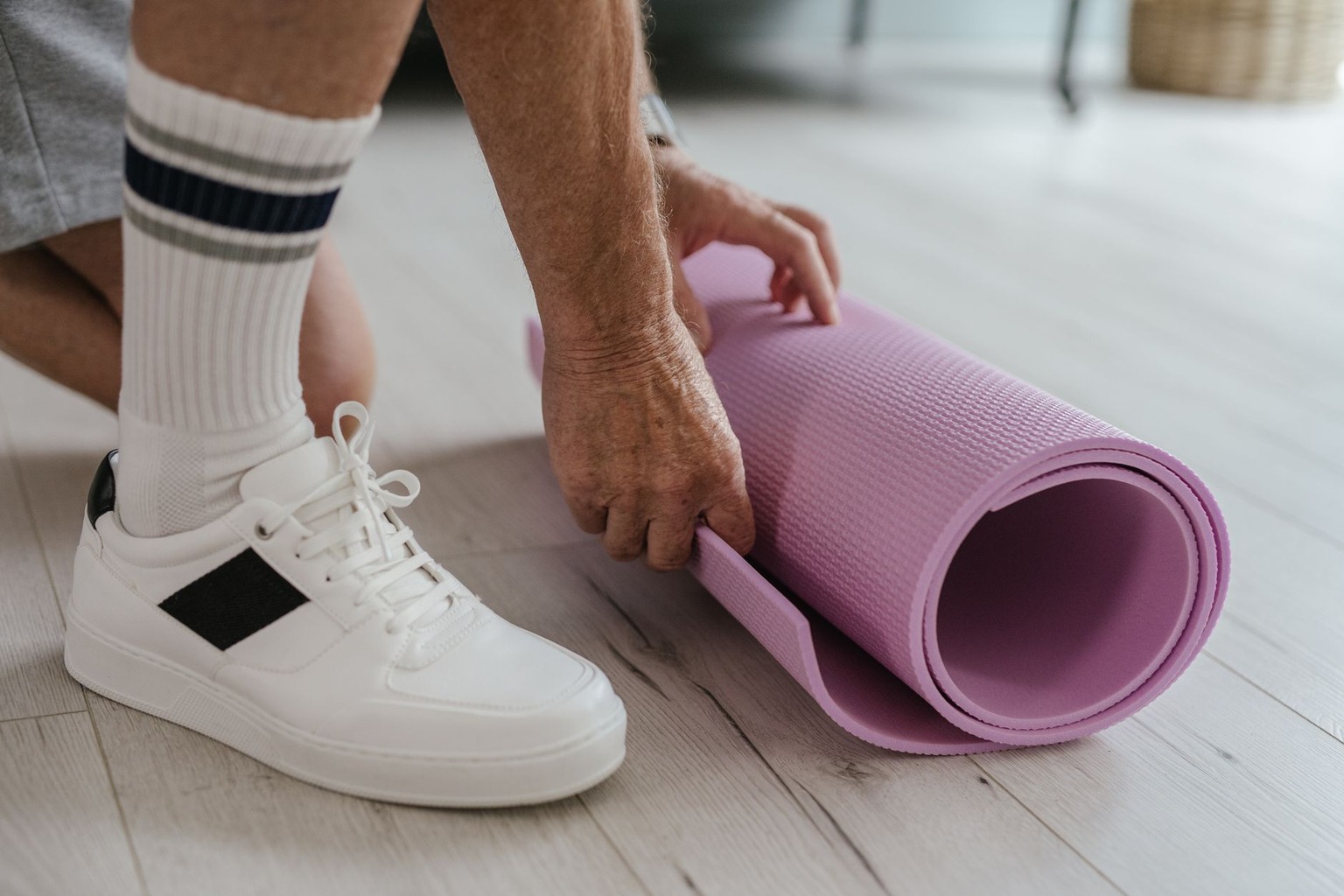 Abitudini mattutine per prevenire la stanchezza alle gambe durante la giornata — Movimenti dolci per attivare la circola