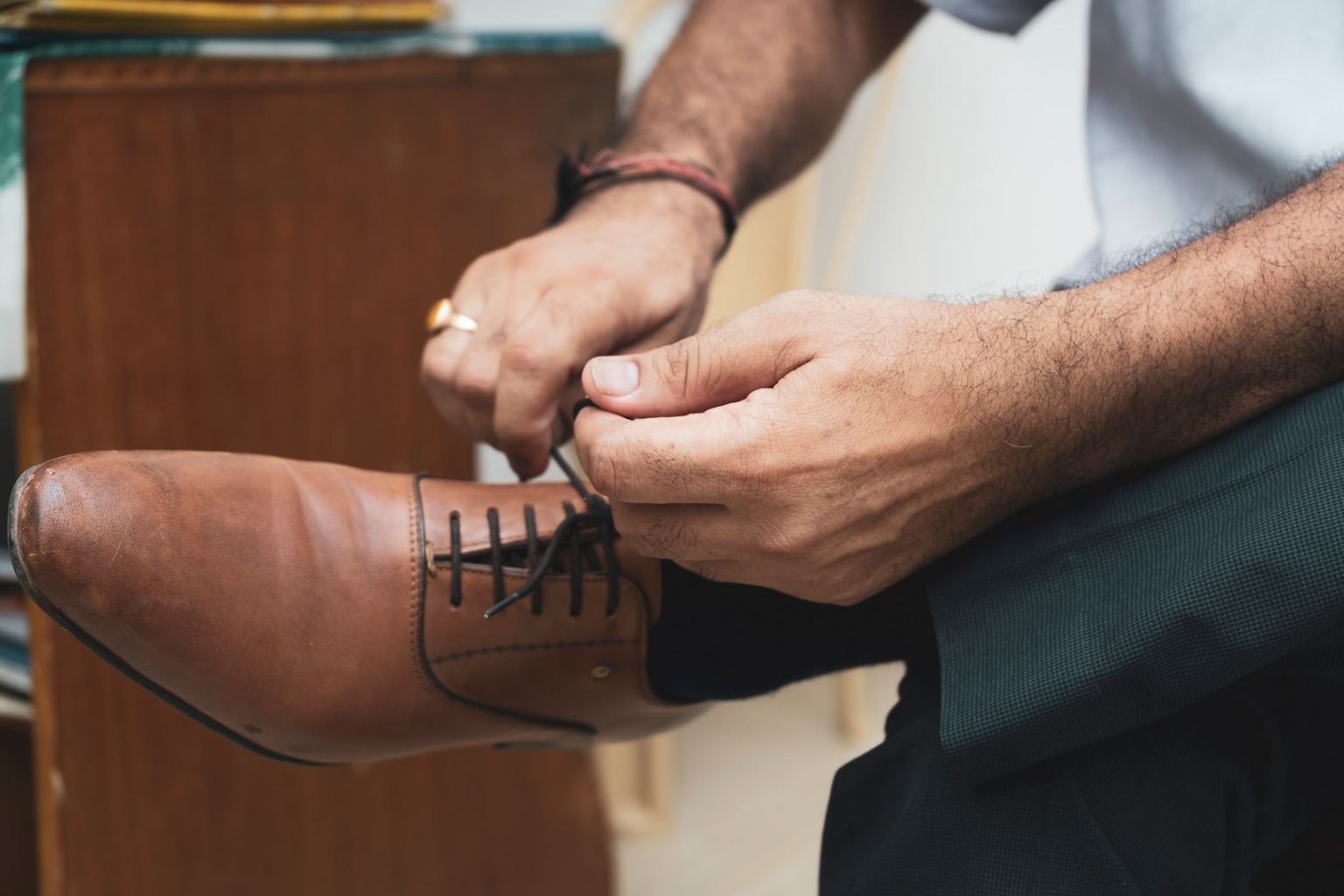 Esercizi veloci da fare in ufficio per alleviare la pesantezza alle gambe — Esercizio 1: La 'pompa del polpaccio' in ver Esercizi veloci da fare in ufficio per alleviare la pesantezza alle gambe — Esercizio 1: La 'pompa del polpaccio' in ver