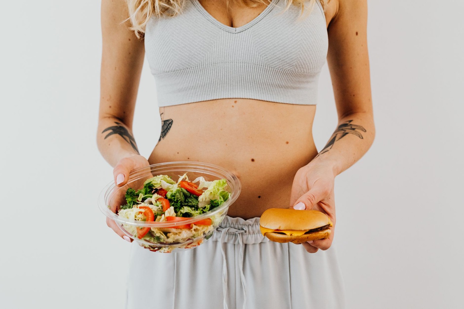 Strategie per mantenere le vene elastiche dopo i 40 anni — Gestione dell'alimentazione e idratazione quotidiana